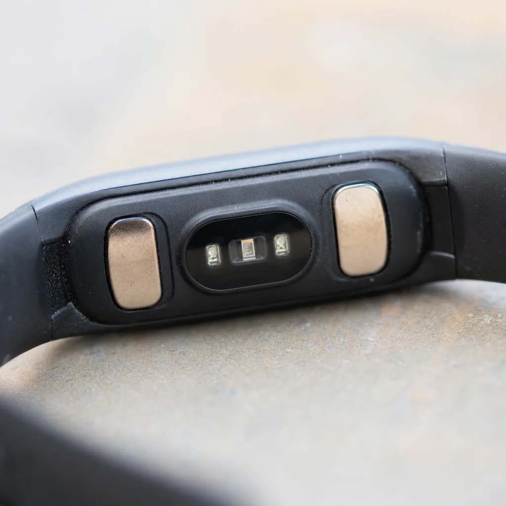 Extrem närbild på elektroderna på insidan av ett pulsbands rem